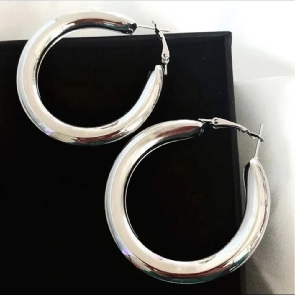 3/$30 🤍 Chunky Hoop Earrings